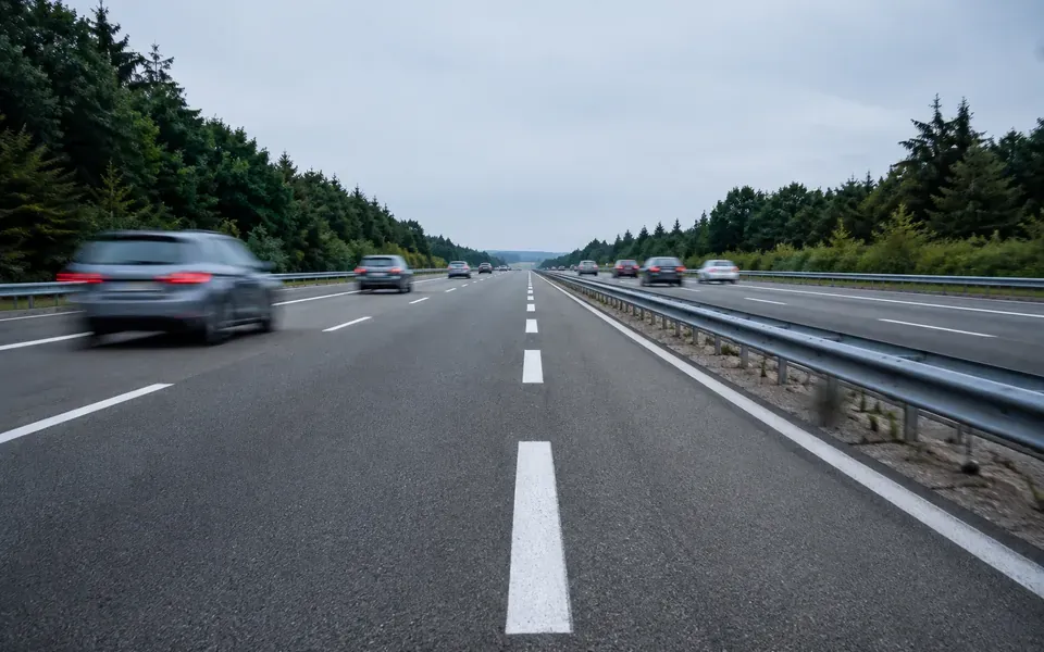 Autoroute à trois voies, circulation fluide