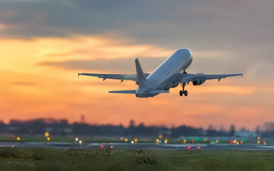 Avion de ligne au décollage