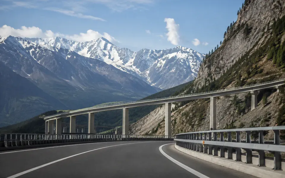 Autoroute longeant un massif montagneux
