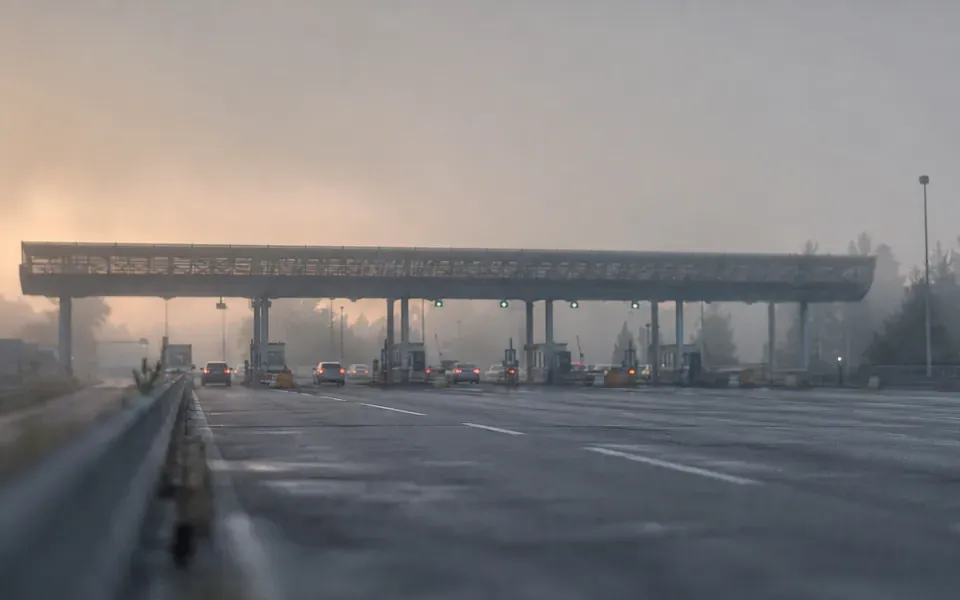 Péage d'autoroute au petit matin